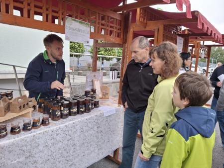 Čebelarstvo Jelenc iz Šenturške Gore je ponudilo več vrst  Šenturškega medu